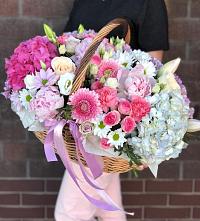 Композиция солнечный день в Казачка Цветочная композиция из Розы, Хризантемы, Пионы и Лизиантусы в корзине в Казачка