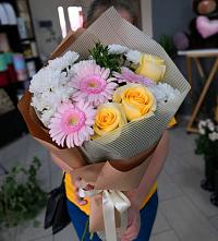 Букет цветов из:  Герберы, Розы и Хризантемы в Казачка