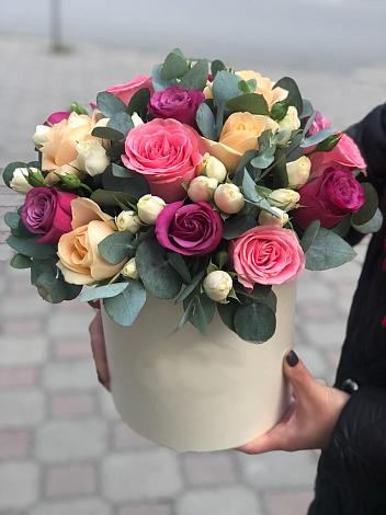 Цветочная композиция из Розы в шляпной коробке в Казачка