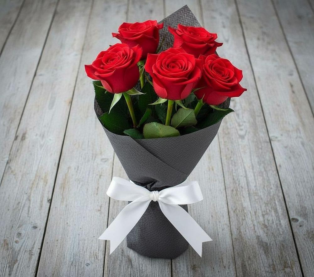 Букет 5 Красных роз Эдлесс Лав в Казачка