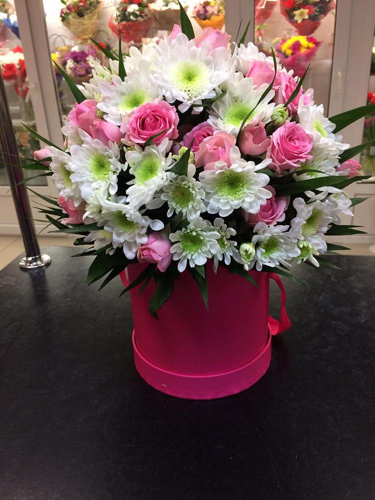 Цветочная композиция из Розы и Хризантемы в шляпной коробке в Казачка