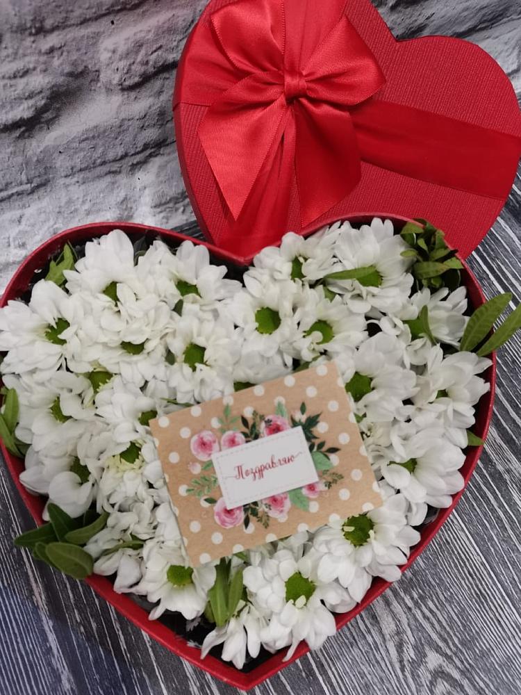 Цветочная композиция из Хризантемы в виде сердца в Казачка