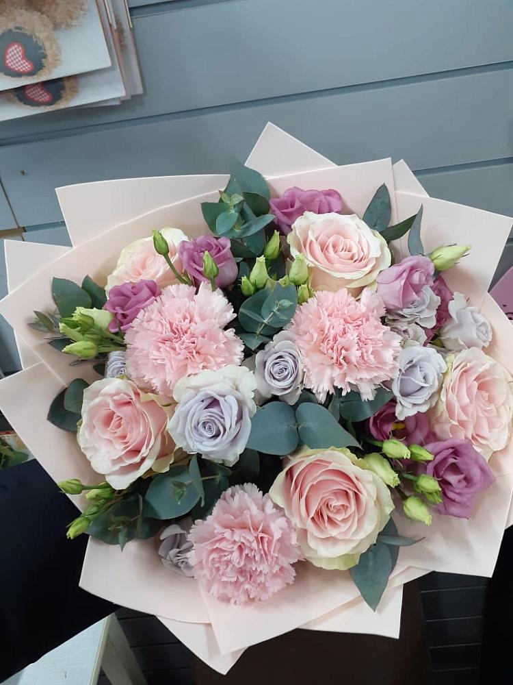 Букет цветов из: Розы, Гвоздики и Лизиантусы в Казачка