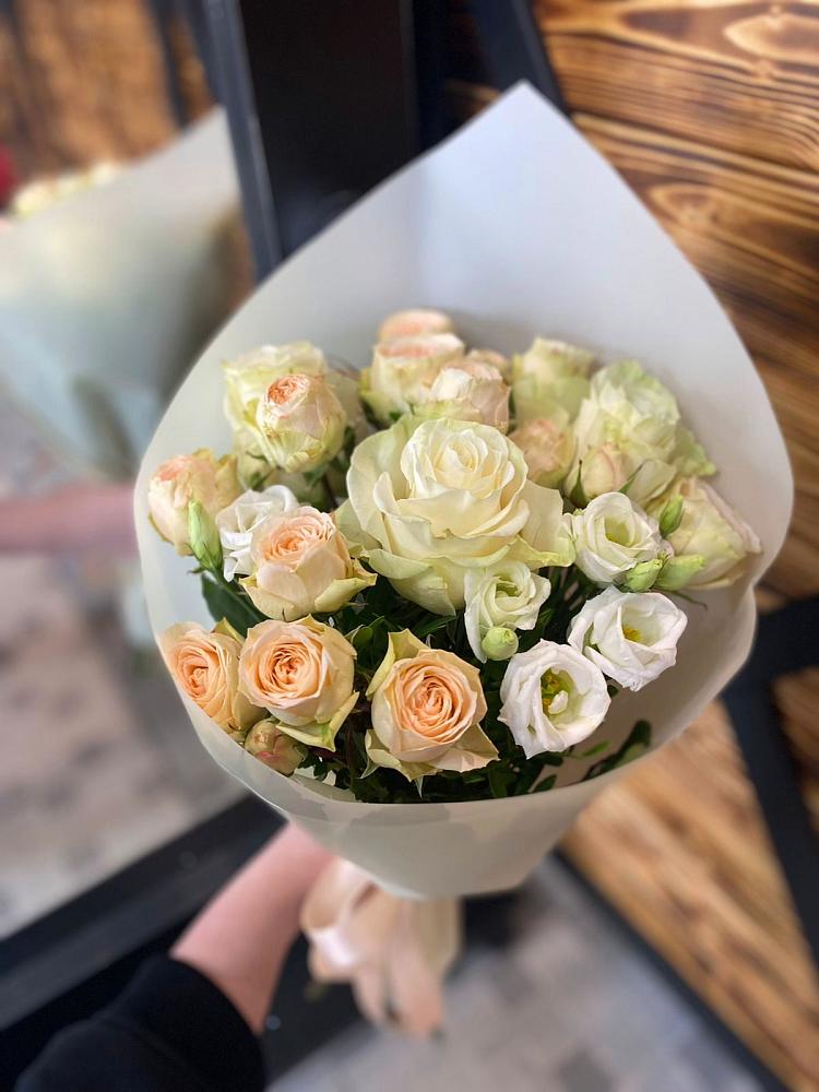 Букет цветов из: Розы и Лизиантусы в Казачка